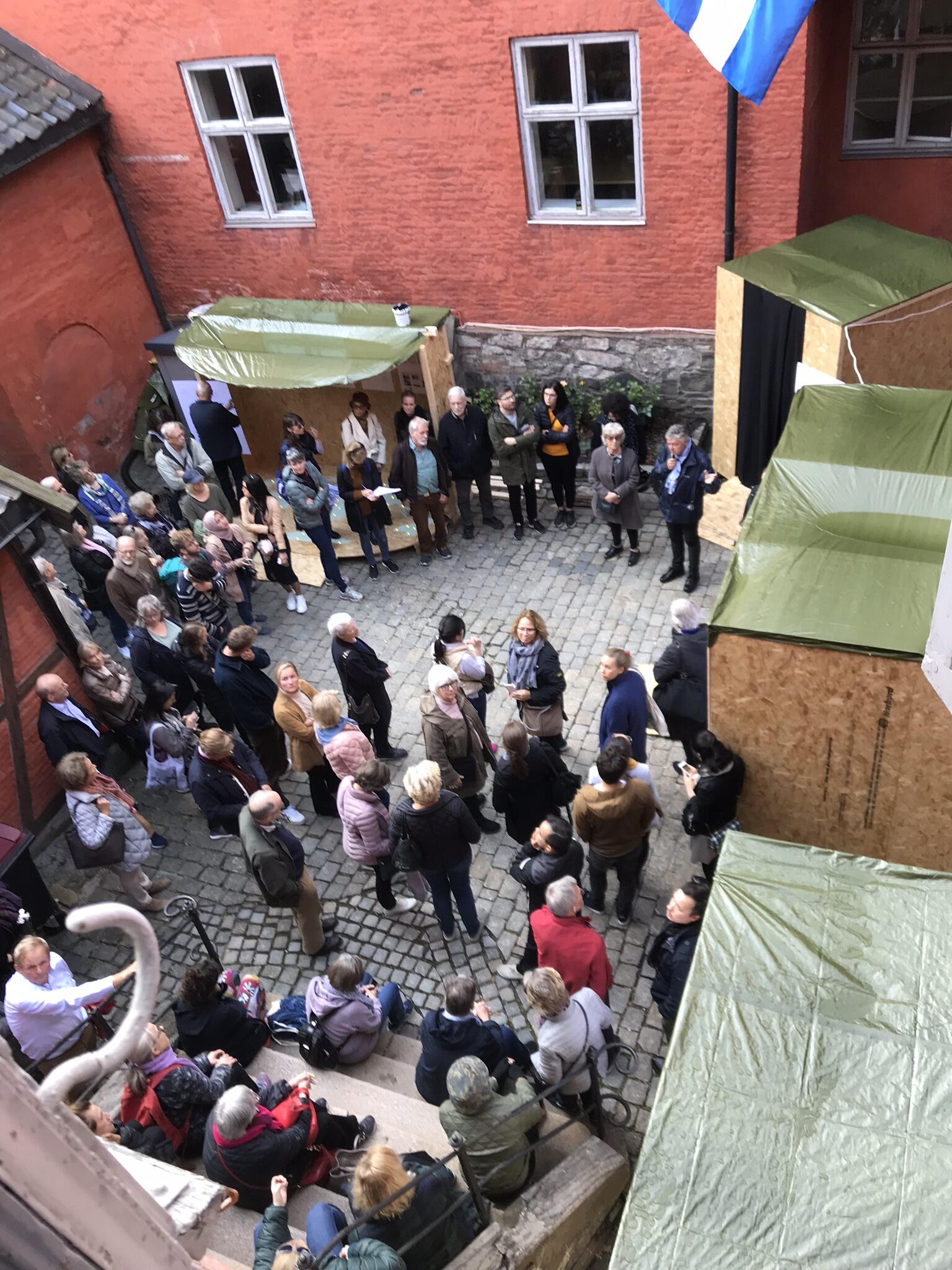 nil_oat_gruppe_med_besokende_pa_vei_inn_via_forgarden.jpeg