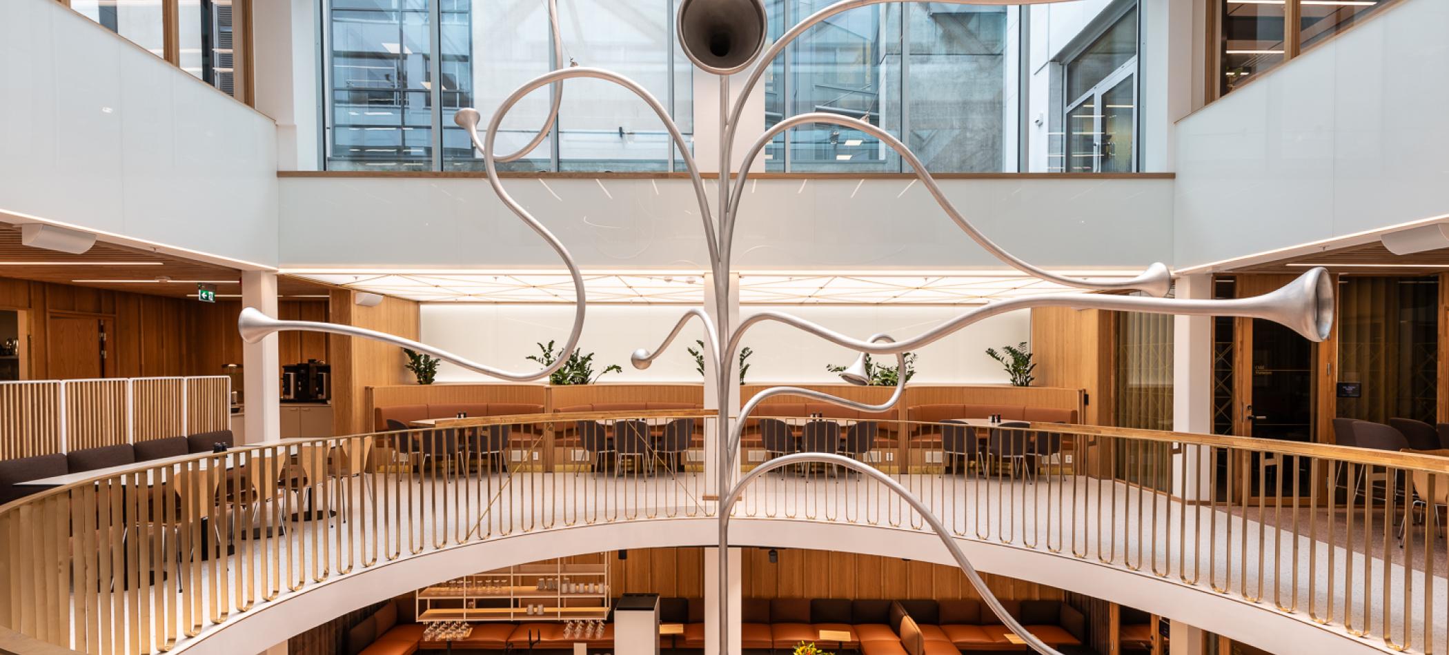Atrium med skulptur av Fredrik Raddum.