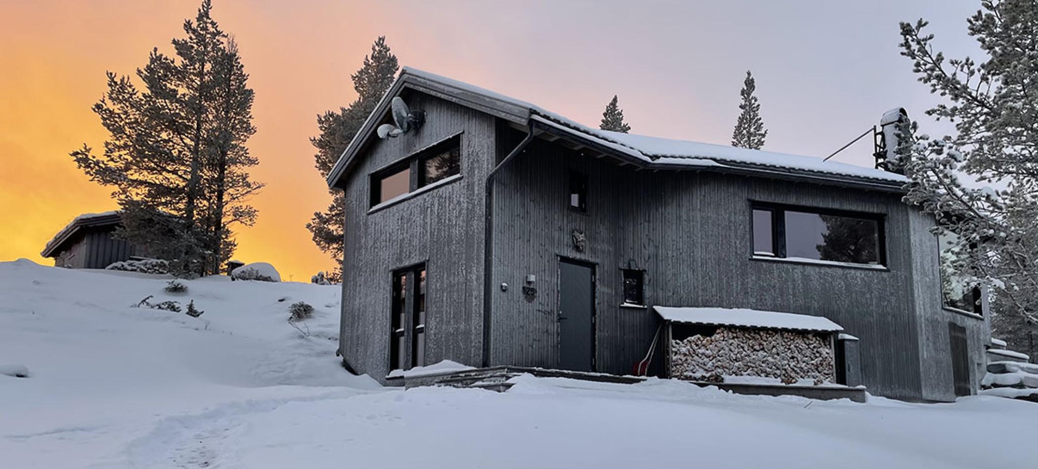 Hytte på bratt tomt. Hytte i utkanten av Rondane.