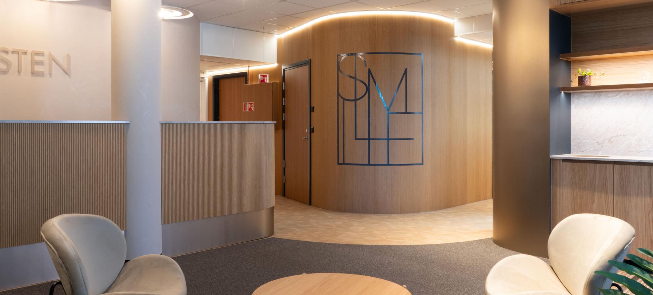 Tannklinikk med vegger kledd med treverk